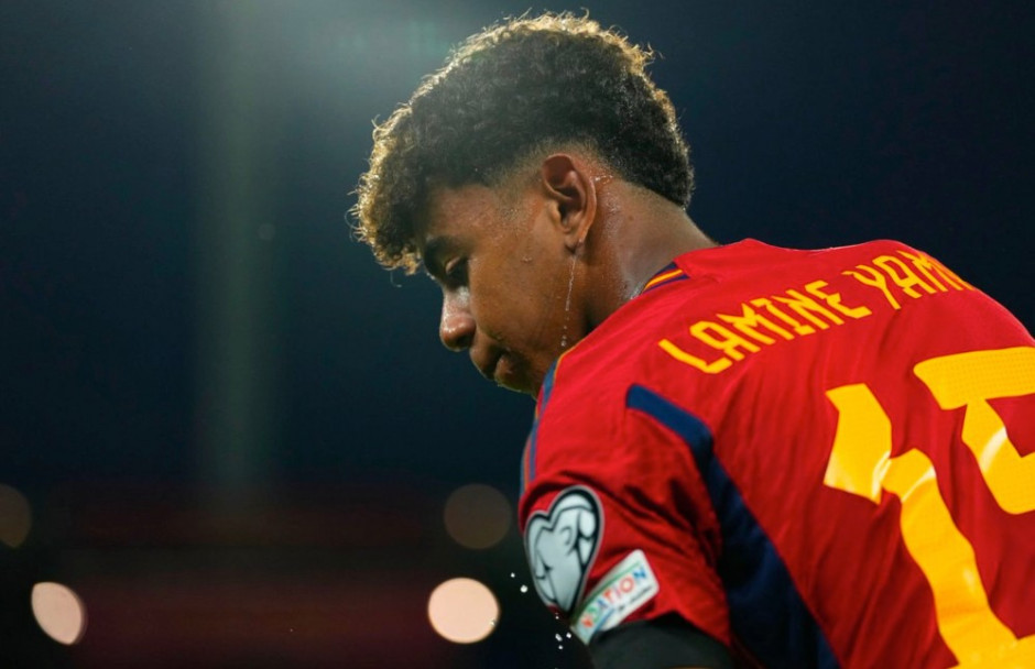 曼联欧联杯客场险胜，积分榜形势紧张（曼联欧联杯客场艰难取胜，积分形势趋紧）