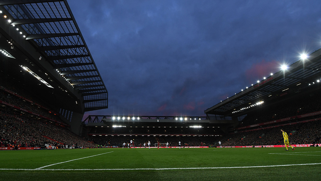 皇马更衣室危机缓解，阿隆索暂无下课可能，球队有望取得3连胜，全队团结推动复兴。（皇马更衣室危机消解，阿隆索暂无下课风险，球队有望拿下3连胜，团结一心推进复兴）