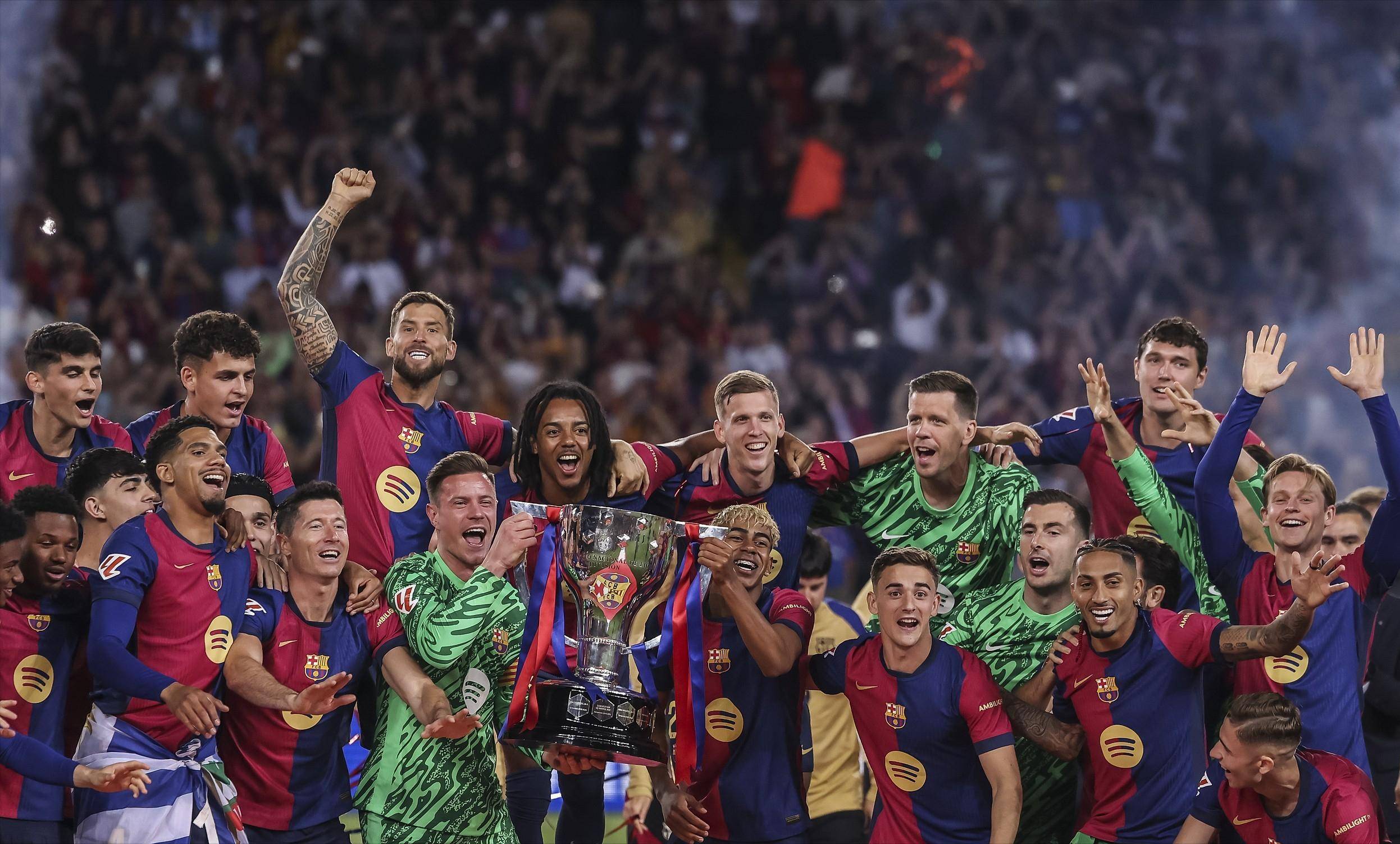 青训小将破门后被队友高高举起（青训新星破门后被队友举起庆祝）