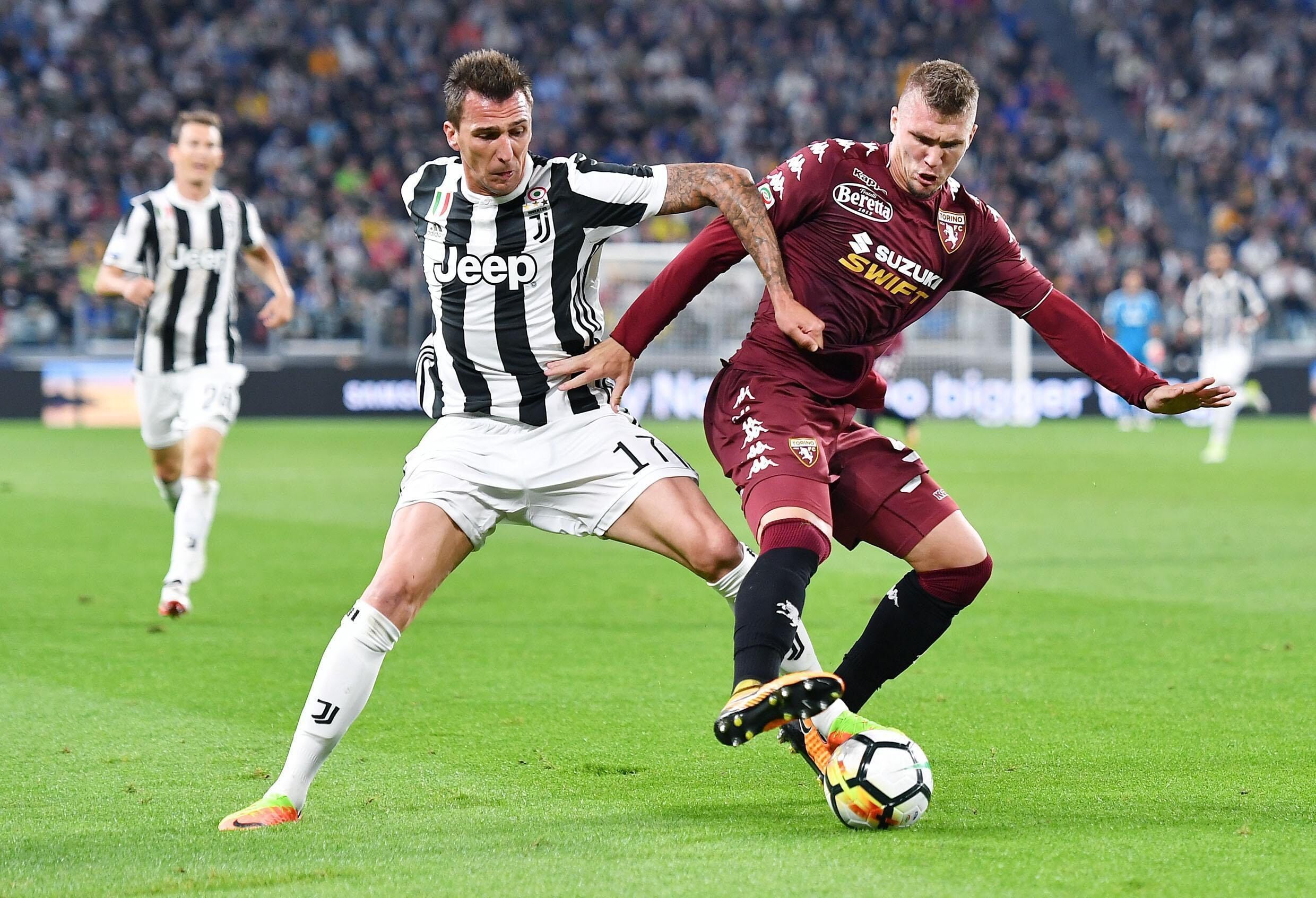 甘超对阿奇姆彭做闭嘴手势，钟义浩扳平比分后做同样手势回击（甘超向阿奇姆彭做闭嘴手势，钟义浩扳平后用同样动作回应）