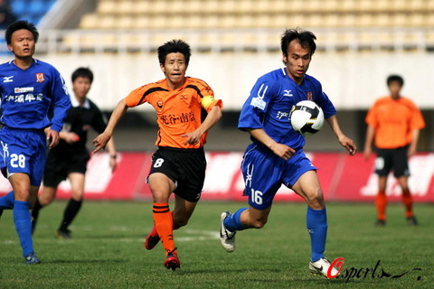 皇马主场0比2塞尔塔，心态失衡红牌左右赛果，三大进攻利器哑火（皇马主场0-2负塞尔塔：心态失衡引发红牌，三大进攻点集体哑火）