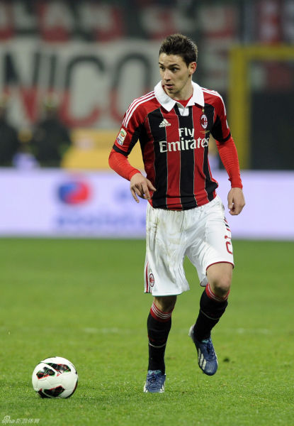 跟队记者：国米已经与16岁边锋杰齐达成续约协议（队记：国米已与16岁边锋杰齐完成续约）