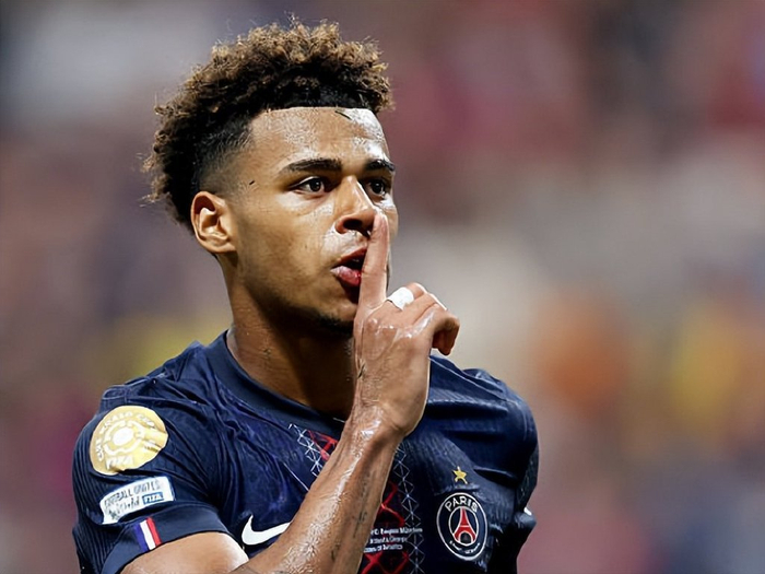 毛彪附体！四川一高校辅导员单刀面对大空门滑倒滚进球网（离谱一幕：四川高校辅导员单刀空门前滑倒，翻滚进球网）