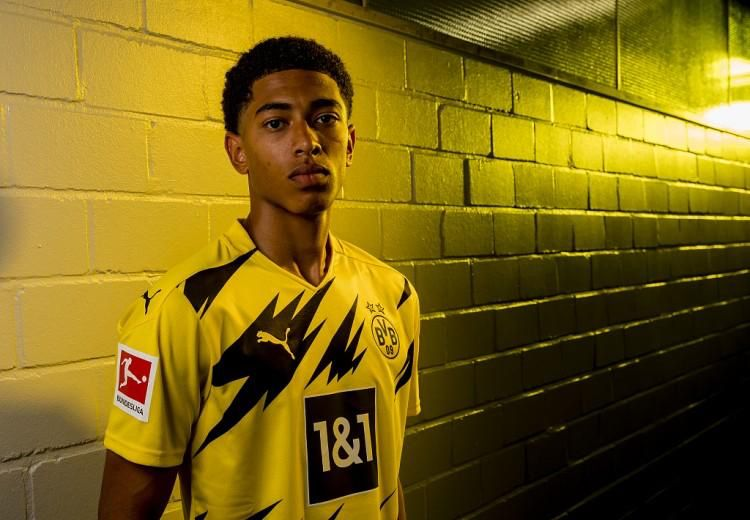 女生在校内打篮球技法惊人，男同学现场沸腾被实力圈粉（女生校园球场技惊四座，男同学当场沸腾纷纷路转粉）