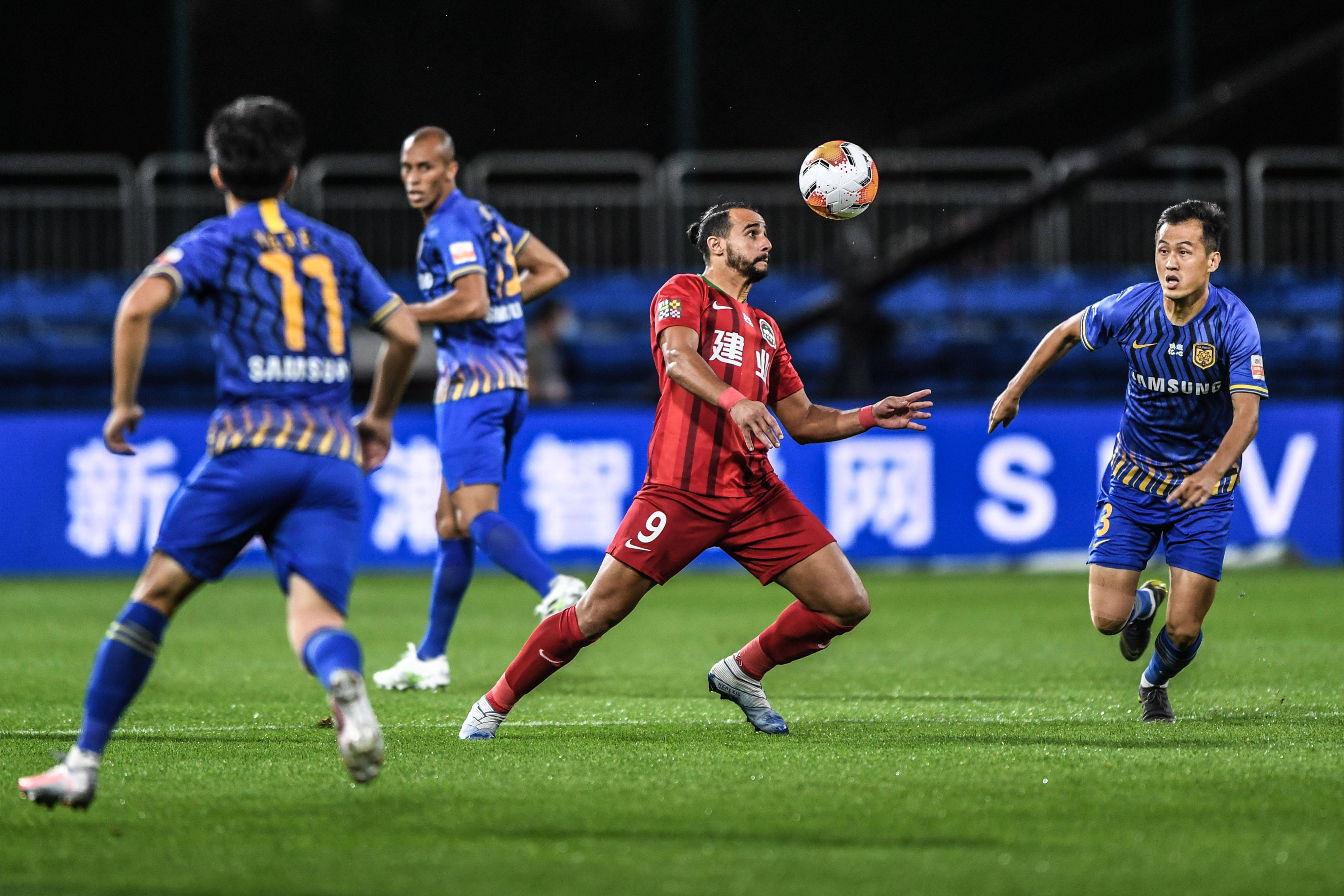 每体：库尔图瓦效力马竞时巴萨想签他，提交到技术部门后被否决（每体：库尔图瓦在马竞期间巴萨曾想引进，但经技术部门评估后被否决）