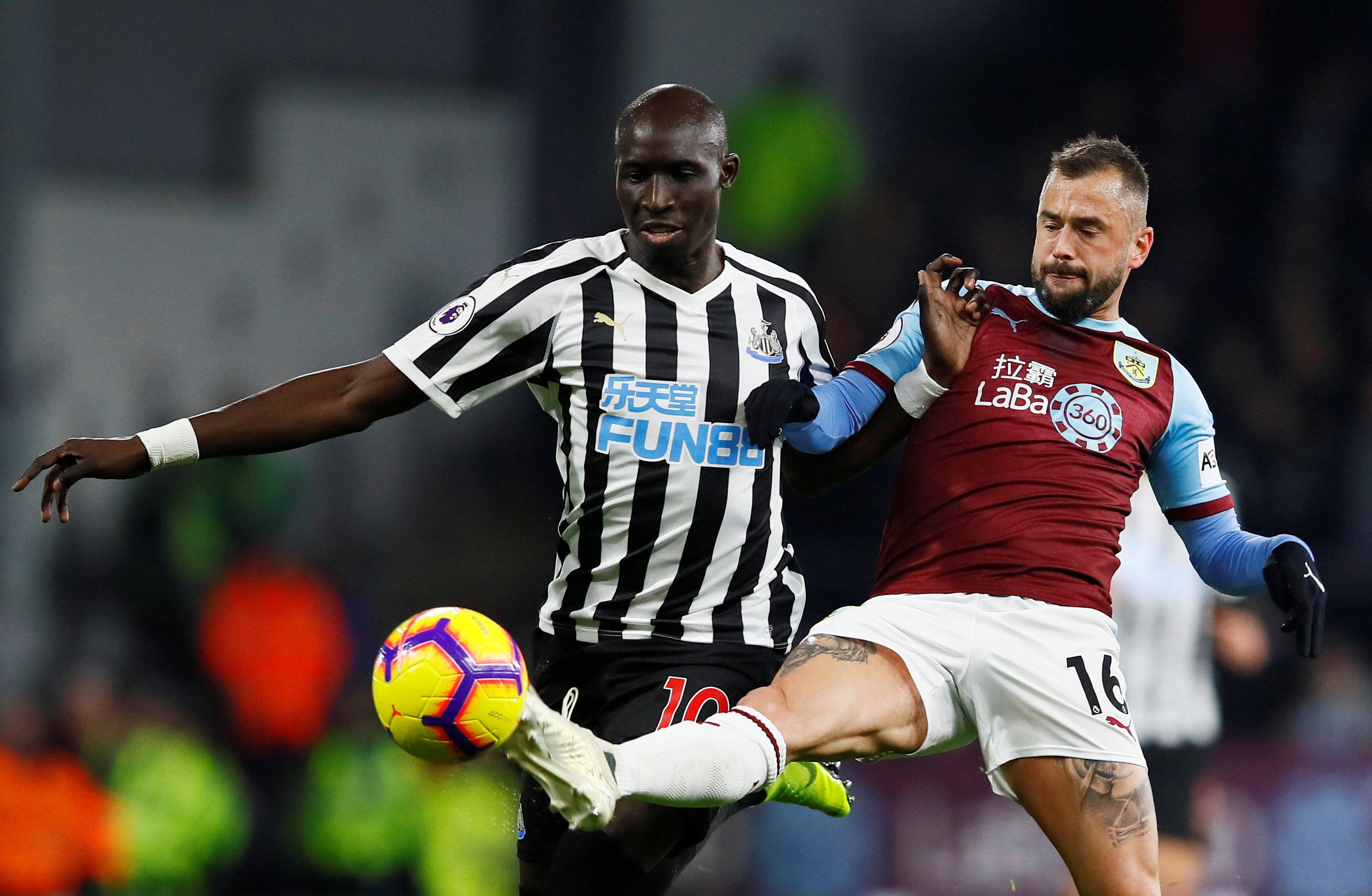 周末足坛激烈对决，拜仁、曼城、巴萨、AC米兰分别取得胜利，上演精彩绝杀。（周末豪门齐报捷！拜仁、曼城、巴萨、AC米兰相继取胜，上演压哨绝杀）