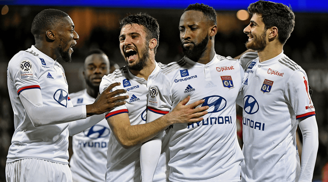 2025赛季，成都蓉城以红焰为刃、热血为甲，在三...（2025赛季，成都蓉城执赤焰为锋、披热血为甲，在三...）