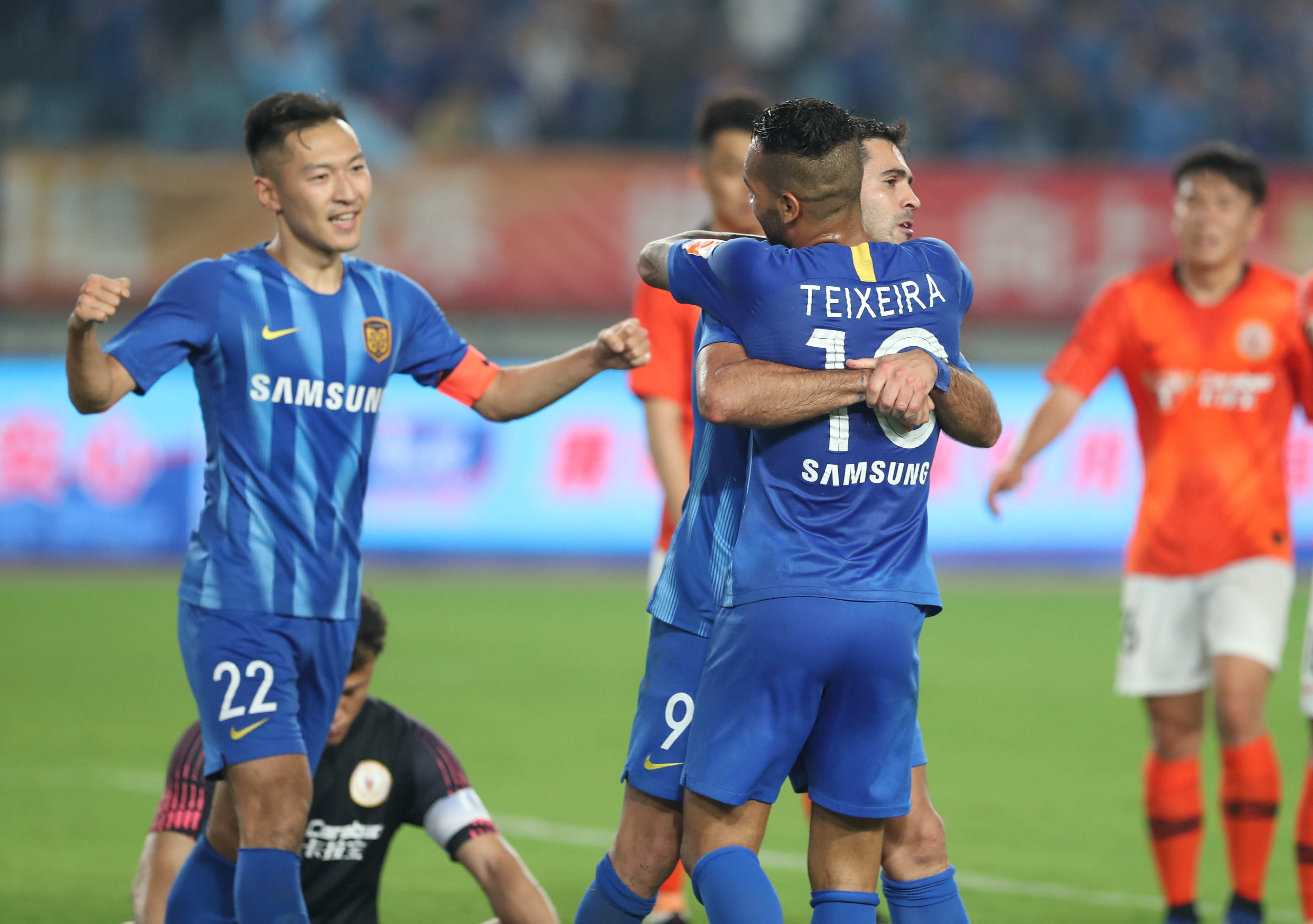 门将三连神扑救主，数据暴涨全网热议（门将三连神扑力挽狂澜，数据飙升引爆全网）