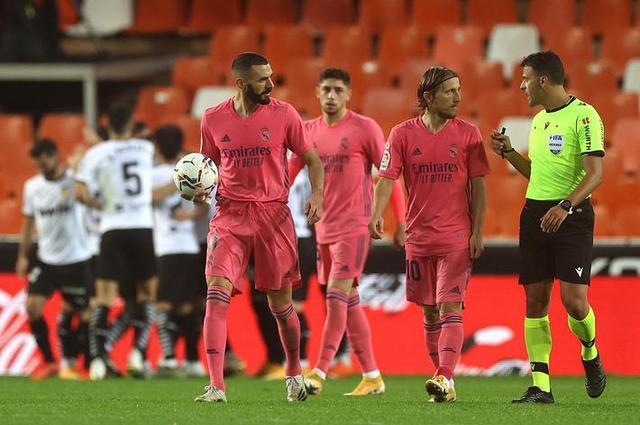 港队主场战新加坡，新加坡球员伤退时担架工作人员忍不住庆祝（港队主场迎战新加坡，担架员在新加坡球员伤退时当场庆祝）